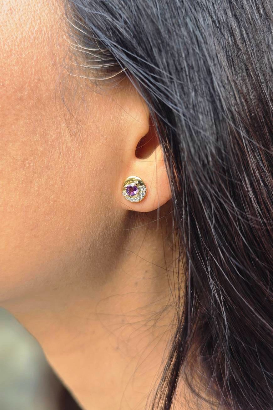 Natural Amethyst Round Stud Earrings / ต่างหูทองเหลืองฝังพลอยแท้สีม่วงอเมทิสชุบทองสี 14 เค 