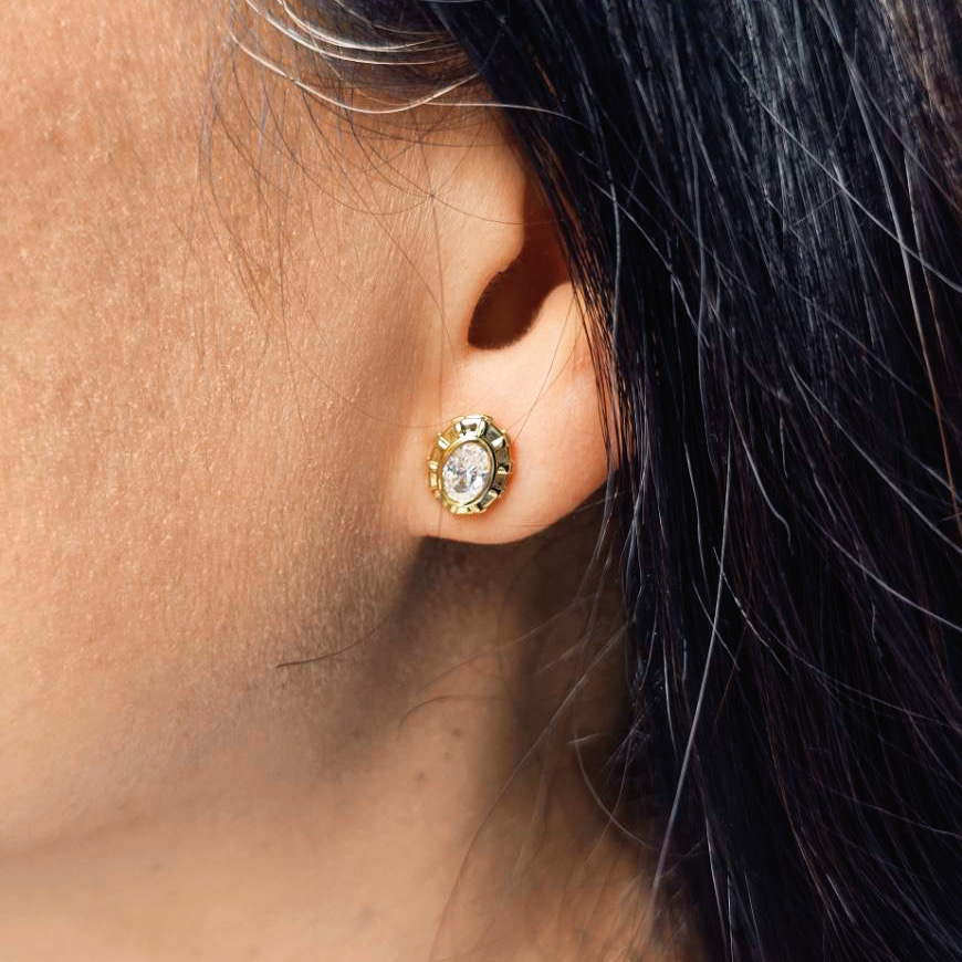 Oval White Cubic Zirconia Stud Earrings, 14K & Rose Gold Plated / ต่างหูทองเหลืองรูปทรงรีฝังพลอยสังเคราะห์สีขาว ชุบทองสี 14 เคและสีโรสโกลด์