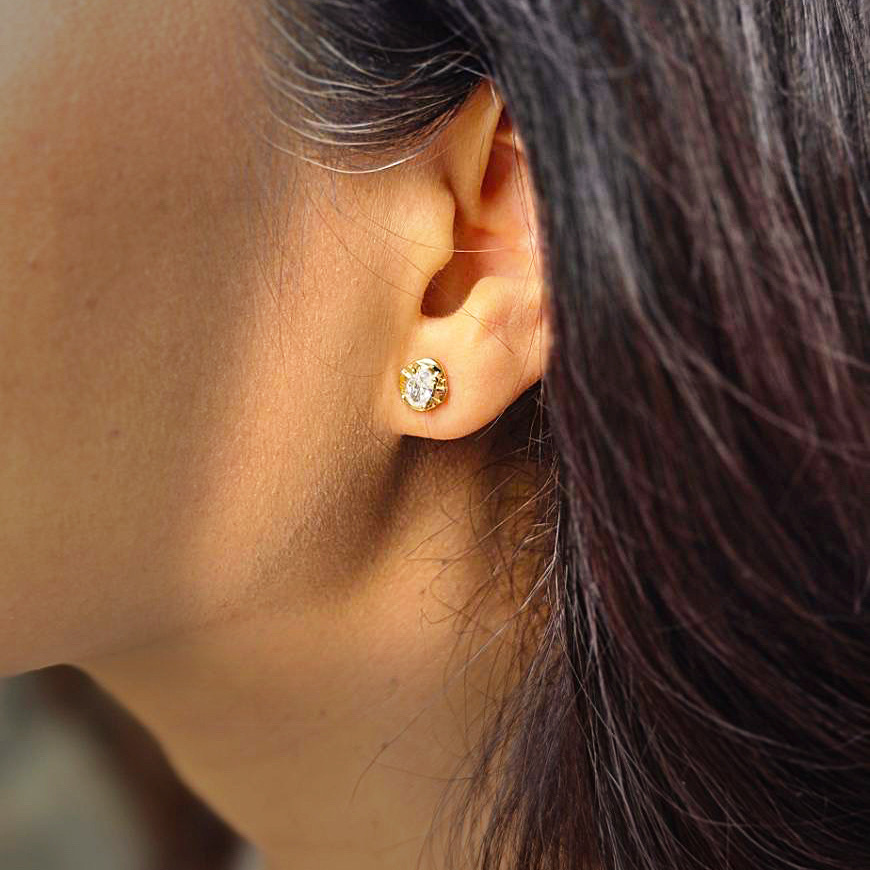 Oval Blue sapphire Synthetic Stud Earrings, 14K Gold Plated/ ต่างหูทองเหลืองรูปทรงรีฝังพลอยสังเคราะห์สีน้ำเงินชุบทองสี 14 เค