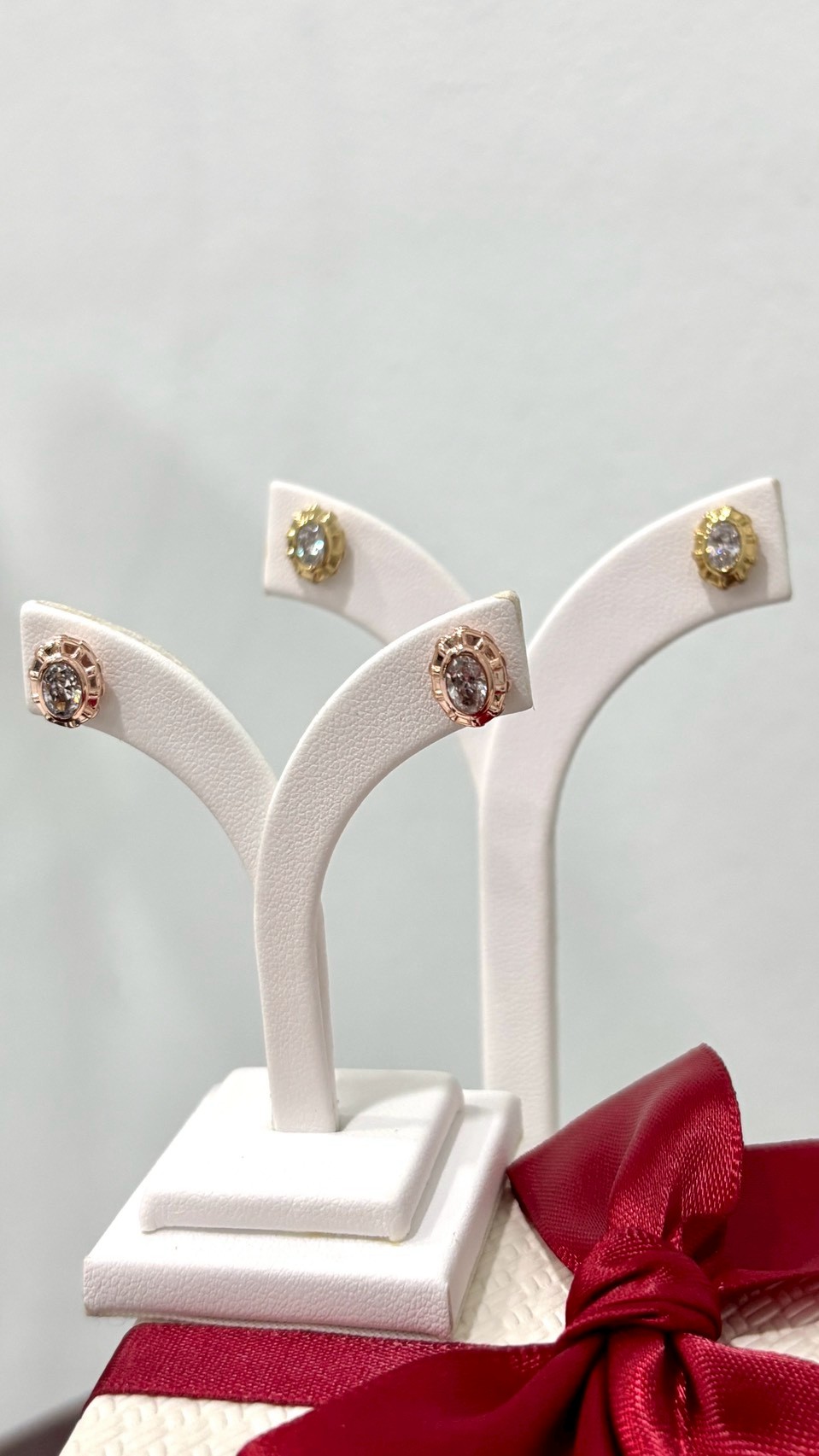 Oval White CZ Stud Earrings, 14k Gold Plated/ ต่างหูรูปไข่ทำจากทองเหลือง ฝังเพชรรัสเซียสีขาวชุบทองสี 14 เค 