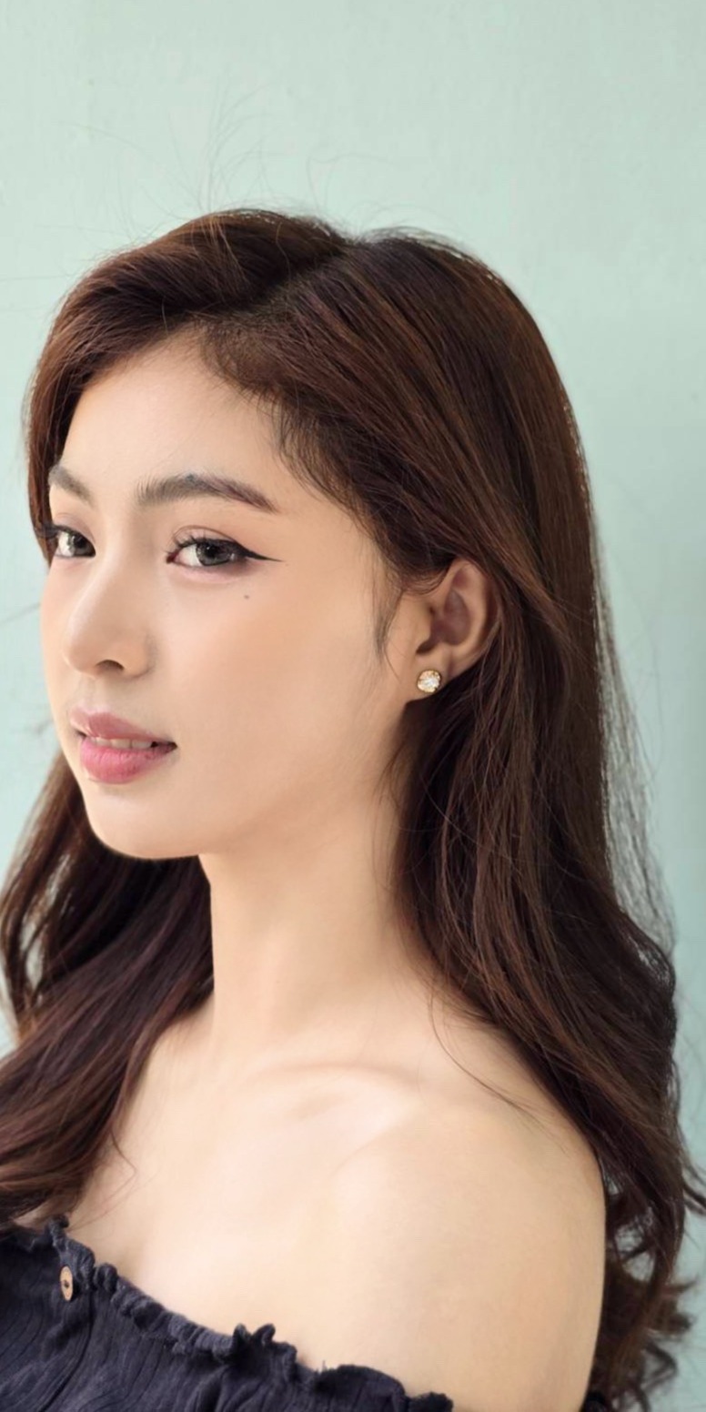 Oval White Cubic Zirconia Stud Earrings 14K Gold Plated/ ต่างหูรูปทรงรีตัวเรือนทำจากทองเหลือง ชุบทอง 14เค