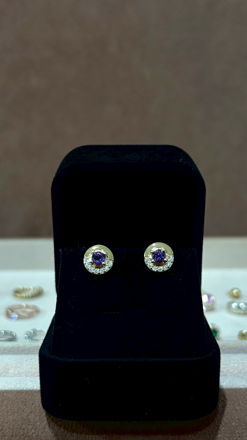 Natural Amethyst Round Stud Earrings / ต่างหูทองเหลืองฝังพลอยแท้สีม่วงอเมทิสชุบทองสี 14 เค 